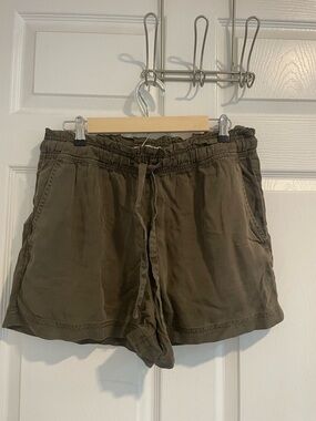C&C California Olive Drawstring Shorts size L